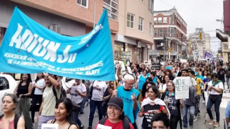 Conflicto universitario en Jujuy: Adiunju denuncia salarios de indigencia y advierte con no iniciar las clases