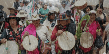 Las comadres van a festejar con paraguas en mano