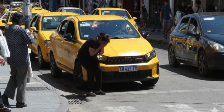 Todo es bronca y dolor: Nuevo aumento de la tarifa de taxis en San Salvador