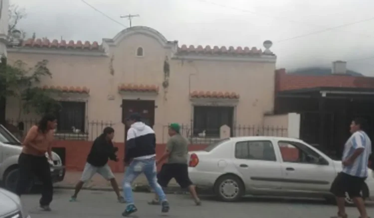 Inseguridad en Monterrico: Un hombre recibió un machetazo en la cabeza tras un enfrentamiento de bandos