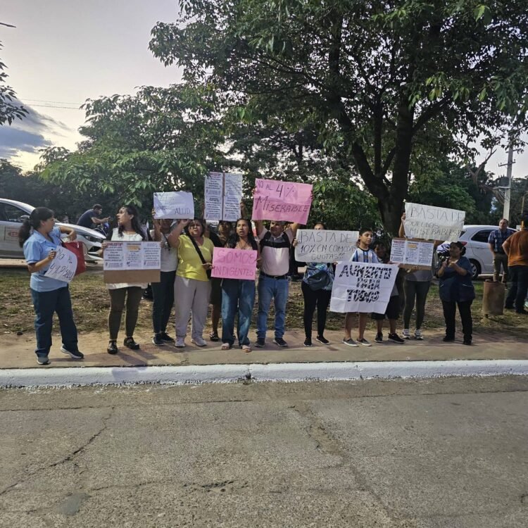 Hubo protesta docente contra el gobierno en la inauguración de la carrera de Medicina
