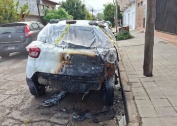 Ataque intencional en Barrio Belgrano: Incendiaron el auto de un vecino mientras dormía