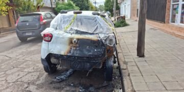 Ataque intencional en Barrio Belgrano: Incendiaron el auto de un vecino mientras dormía