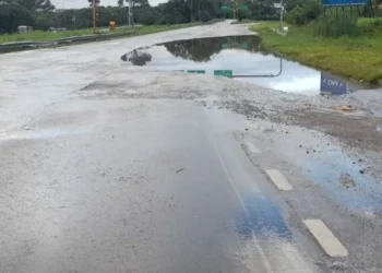 Alerta vial: Corte total en Av. Savio por acumulación de agua tras el temporal