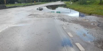 Alerta vial: Corte total en Av. Savio por acumulación de agua tras el temporal