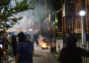 Tensión en Plaza Belgrano: Personal policial desbordó la custodia y rompió las rejas de Casa de Gobierno