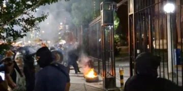 Tensión en Plaza Belgrano: Personal policial desbordó la custodia y rompió las rejas de Casa de Gobierno