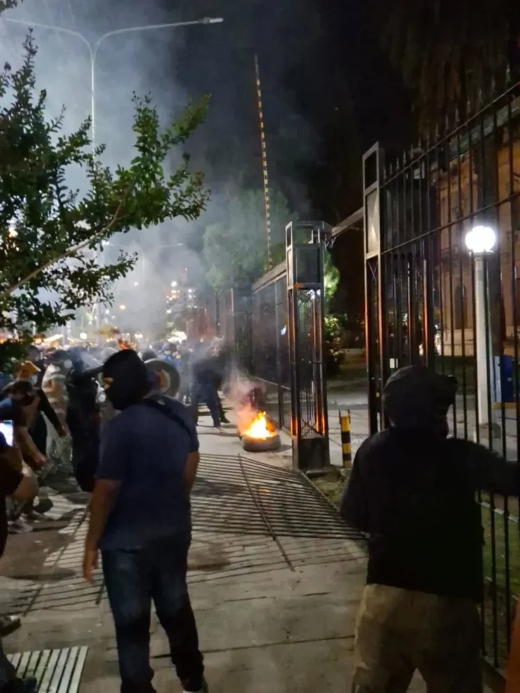 Tensión en Plaza Belgrano: Personal policial desbordó la custodia y rompió las rejas de Casa de Gobierno