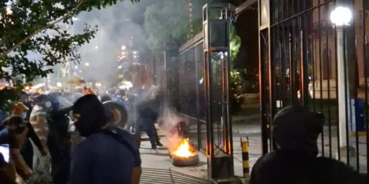 Tensión en Plaza Belgrano: Personal policial desbordó la custodia y rompió las rejas de Casa de Gobierno