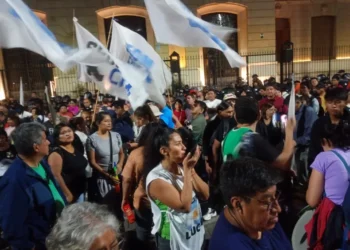 Marcha de antorchas y tensión frente a Casa de Gobierno en el marco del paro docente