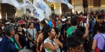 Marcha de antorchas y tensión frente a Casa de Gobierno en el marco del paro docente
