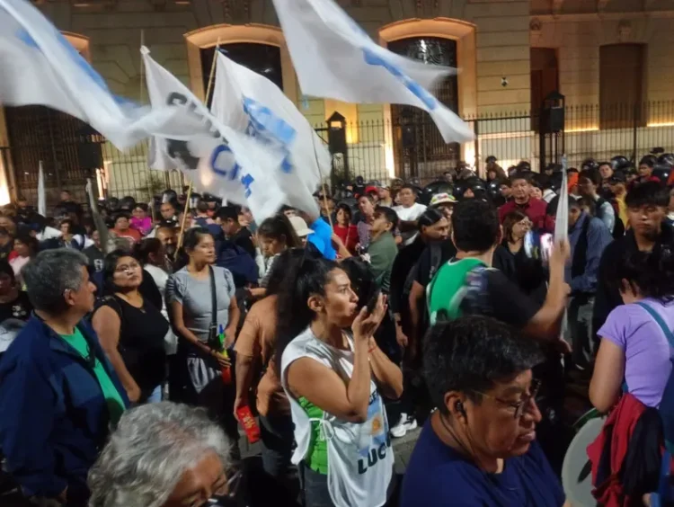 Marcha de antorchas y tensión frente a Casa de Gobierno en el marco del paro docente