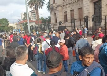 Conflicto en Seguridad: Familiares de policías marcharon para denunciar aumentos «desiguales»