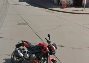 Tragedia en barrio Mariano Moreno: Murió un motociclista tras chocar contra un paredón