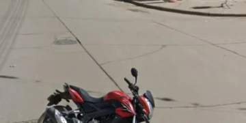 Tragedia en barrio Mariano Moreno: Murió un motociclista tras chocar contra un paredón