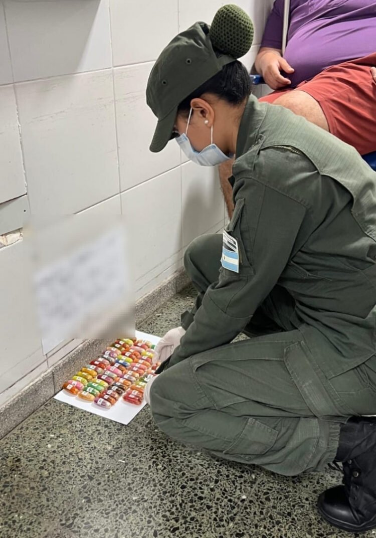 Narcotráfico: Detuvieron en Tucumán a un «capsulero» que viajaba con 95 cápsulas