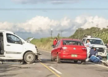 Fuerte choque frontal en San Juancito: 12 heridos tras el impacto entre dos camionetas