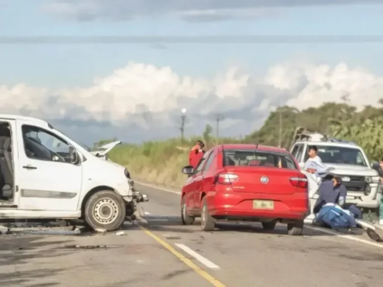 Fuerte choque frontal en San Juancito: 12 heridos tras el impacto entre dos camionetas