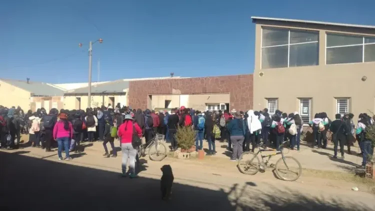 Abra Pampa prohíbe mochilas y Educación regula celulares