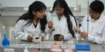 Estudiantes bolivianas crean un anticonceptivo masculino a partir de semillas de papaya