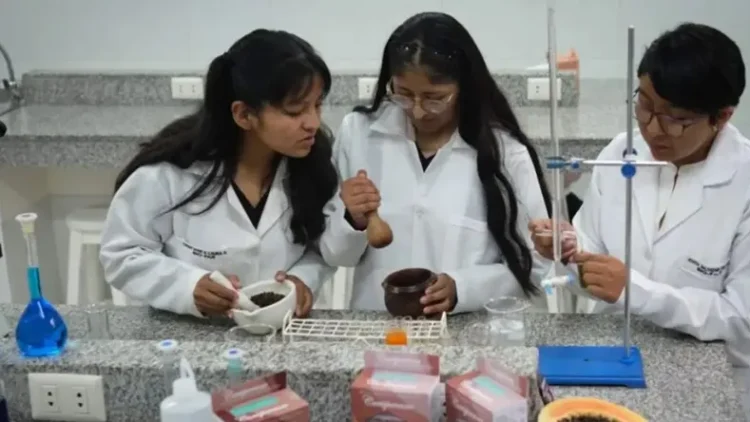 Estudiantes bolivianas crean un anticonceptivo masculino a partir de semillas de papaya
