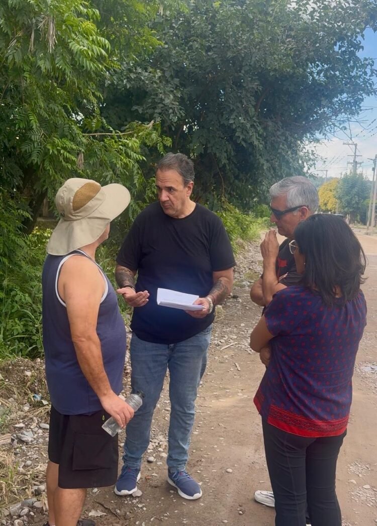 Ante la falta de respuestas de la Municipalidad buscan el saneamiento y la cobertura del canal en la Avenida Puesto del Marquez