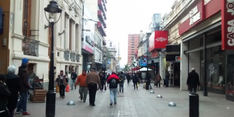 Planes para el finde largo: La peatonal Belgrano recibirá el Paseo Artesanal «Felices Pascuas»