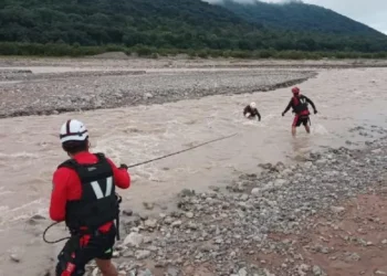 Rescates de emergencia en Jujuy: Seis personas fueron asistidas por crecidas en los ríos Grande y Los Nogales