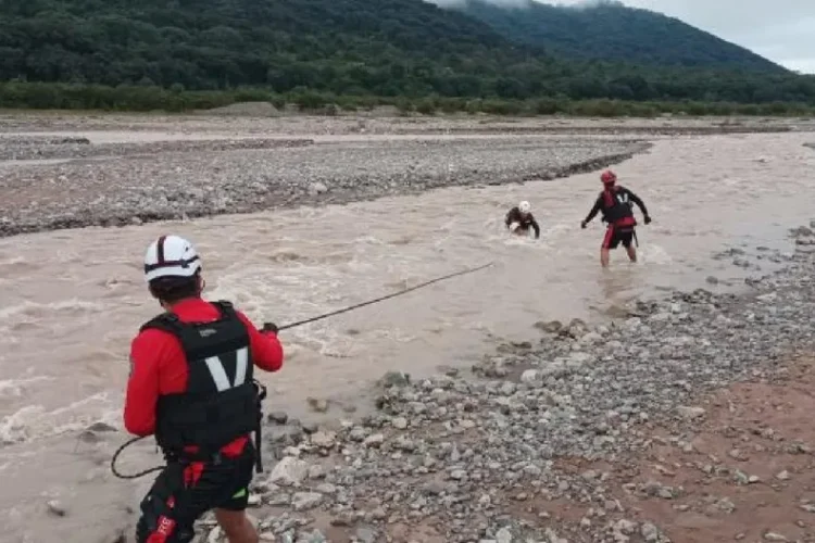 Rescates de emergencia en Jujuy: Seis personas fueron asistidas por crecidas en los ríos Grande y Los Nogales