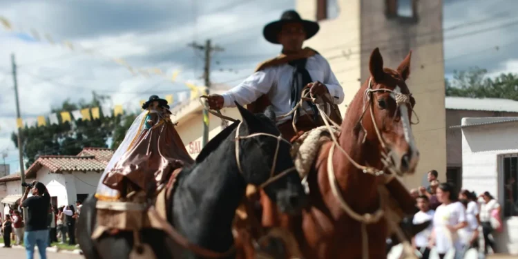 Carlos Sadir acompañó a la comunidad de Palma Sola en sus Fiestas Patronales
