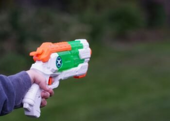 Dos chicos entraron con réplicas de armas en una escuela agrotécnica de Rodeíto