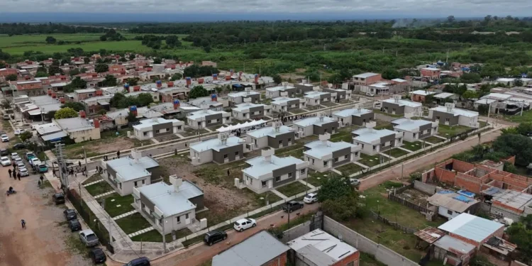 El Gobierno de Jujuy entregó 40 viviendas en Calilegua