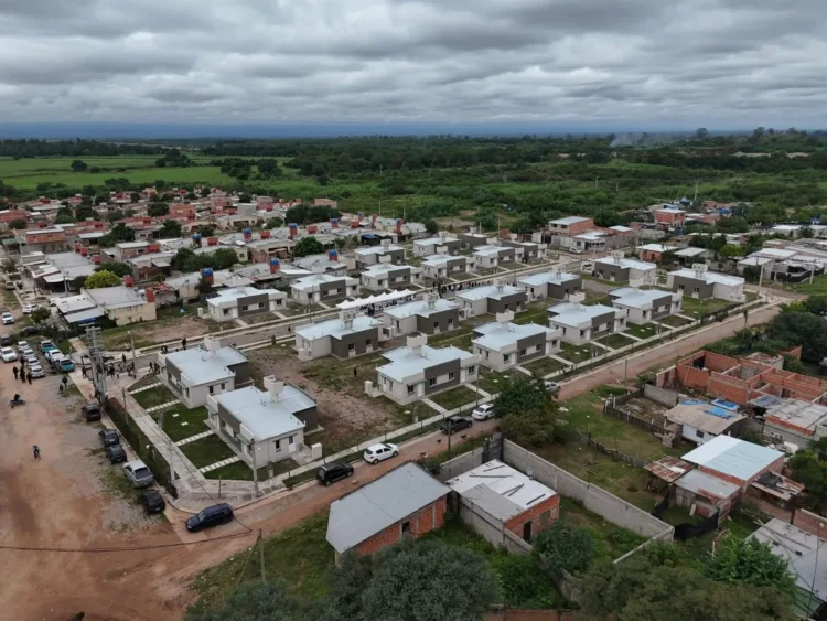 El Gobierno de Jujuy entregó 40 viviendas en Calilegua