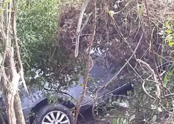 Despliegan operativo de rescate tras la caída de un auto al río Xibi Xibi en Juan Galán