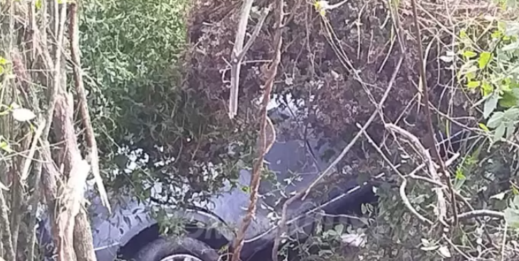 Despliegan operativo de rescate tras la caída de un auto al río Xibi Xibi en Juan Galán