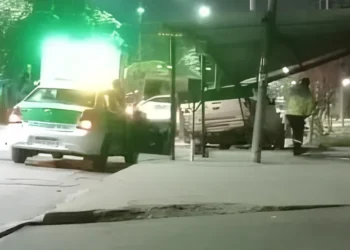 Otro borracho al volante perdió el control y chocó contra un poste en Alto Comedero