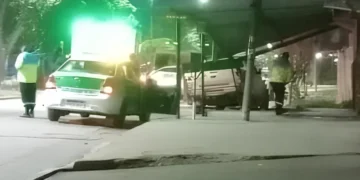 Otro borracho al volante perdió el control y chocó contra un poste en Alto Comedero