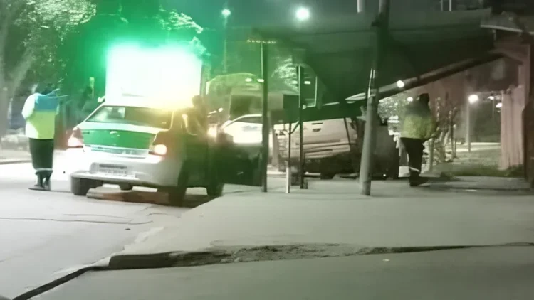 Otro borracho al volante perdió el control y chocó contra un poste en Alto Comedero