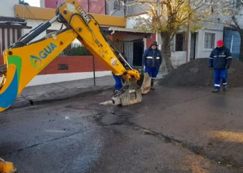 Sin agua en barrio Cuyaya: Operarios buscan identificar la rotura de un caño principal