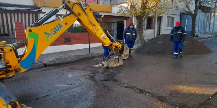 Sin agua en barrio Cuyaya: Operarios buscan identificar la rotura de un caño principal