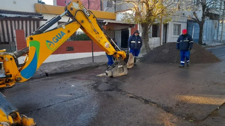 Sin agua en barrio Cuyaya: Operarios buscan identificar la rotura de un caño principal