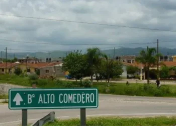 Tres hombres simularon un auxilio mecánico para golpear y robarle la motocicleta a un joven en Alto Comedero