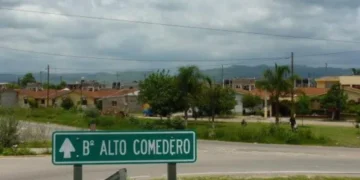 Tres hombres simularon un auxilio mecánico para golpear y robarle la motocicleta a un joven en Alto Comedero