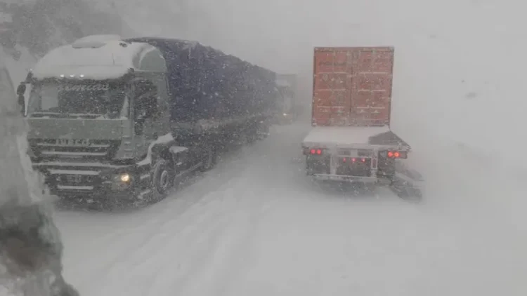 El Paso de Jama sigue inhabilitado para todo tipo de vehículos por nieve en la calzada