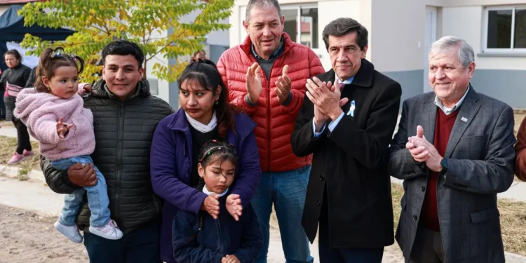 El Gobierno de Jujuy reactivó fondos propios y entregó 20 viviendas en la localidad de Los Alisos
