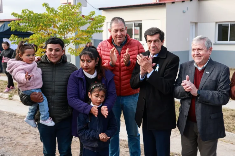 El Gobierno de Jujuy reactivó fondos propios y entregó 20 viviendas en la localidad de Los Alisos
