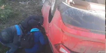 Alto Comedero: intentó esquivar un perro y volcó en un zanjón