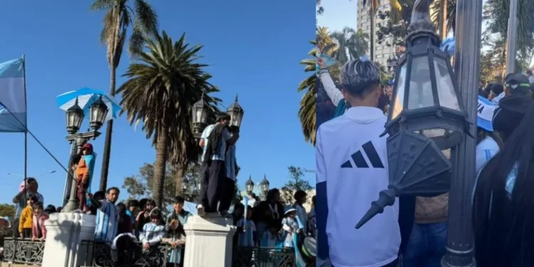 Post Festejos: Vandalizaron los faroles coloniales de la Plaza Belgrano durante las celebraciones por la Selección