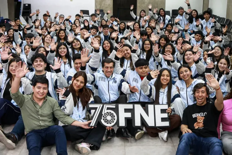 Sadir entregó 105 camperas a la Comisión Estudiantil de la FNE 2026