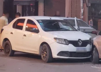 Iba en contramano chocó a dos vehículos estacionados en el centro y se quiso escapar